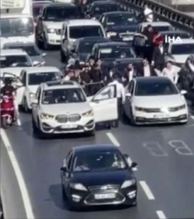 İstanbul'un göbeğinde maganda halayı! E-5'i kapattılar, sürücüler çıldırdı