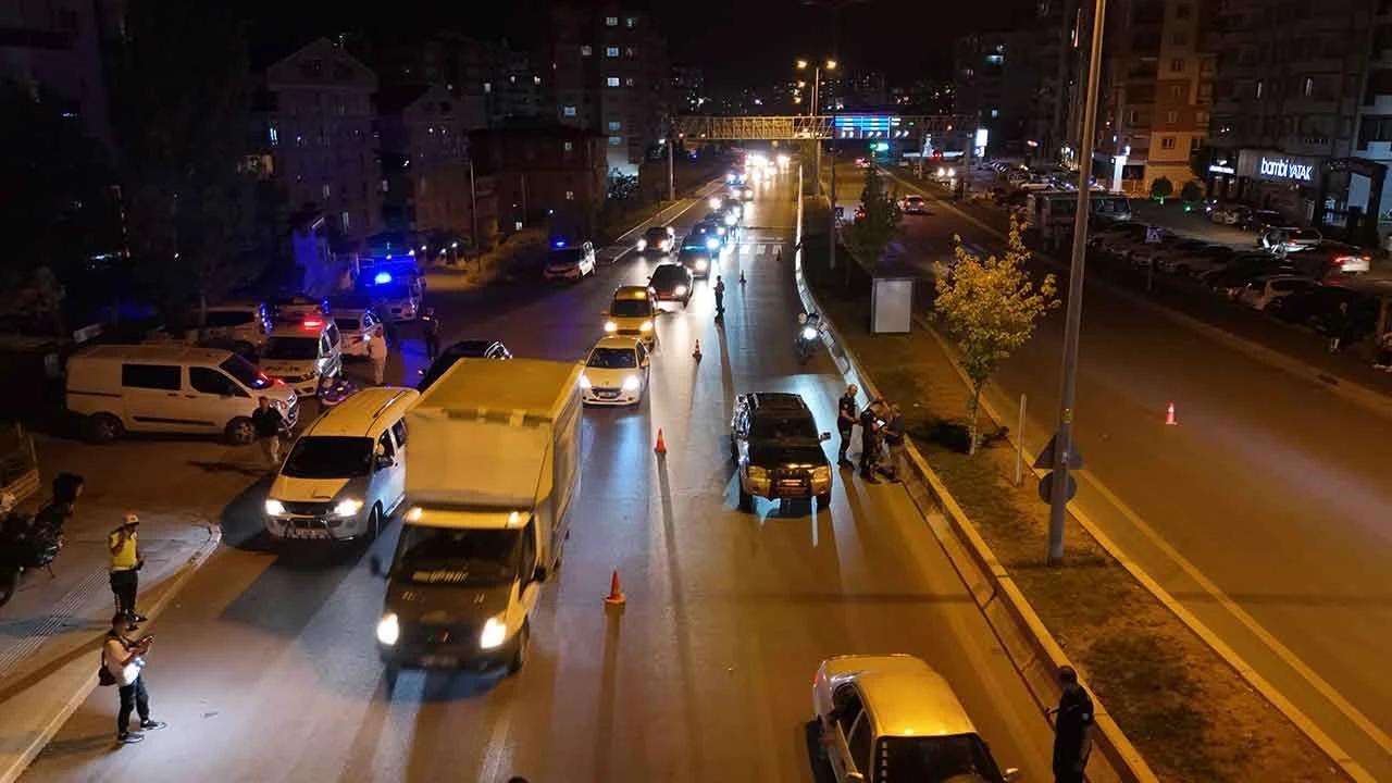 Kasksız sürücü verdiği tepkiyle şaşırttı: Ceza yiyince gülme krizine girdi