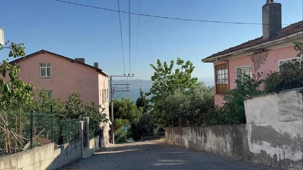 Marmara Depremi'nde tek bir tuğlası bile yerinden oynamadı! İşte felakete karşı dimdik ayakta kalan o mahallenin hikayesi... - 2. Resim