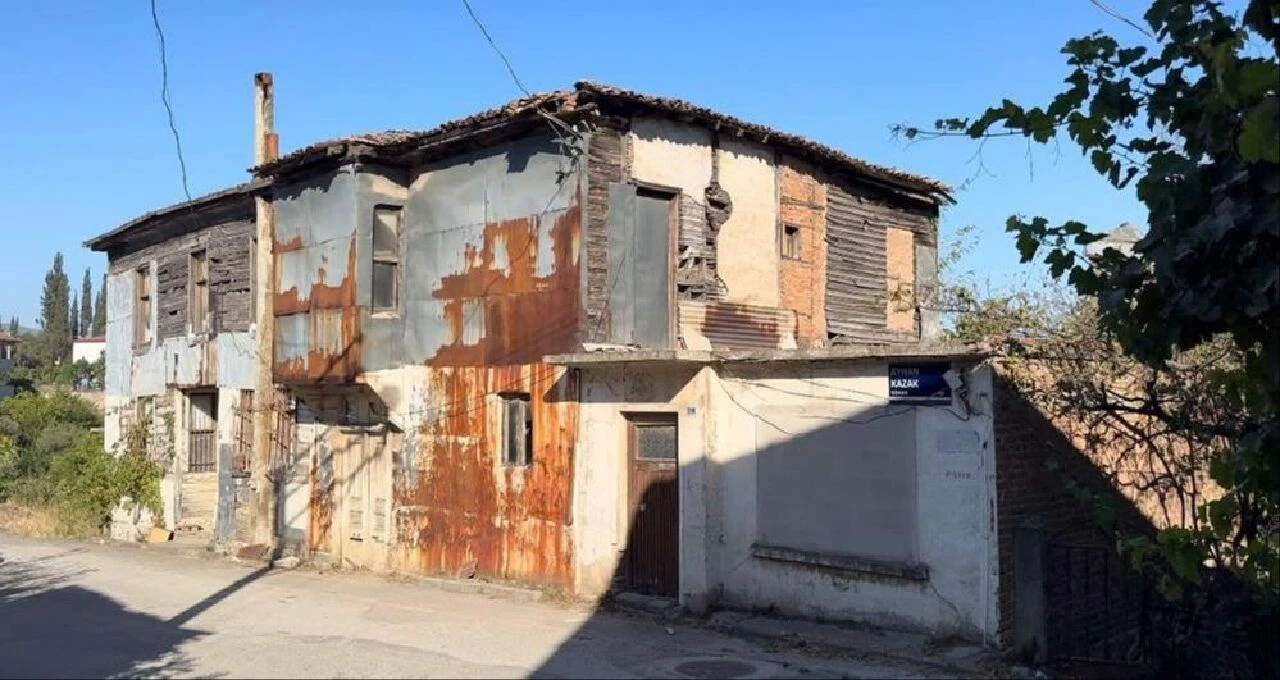 Marmara Depremi'nde tek bir tuğlası bile yerinden oynamadı! İşte felakete karşı dimdik ayakta kalan o mahallenin hikayesi... - 1. Resim