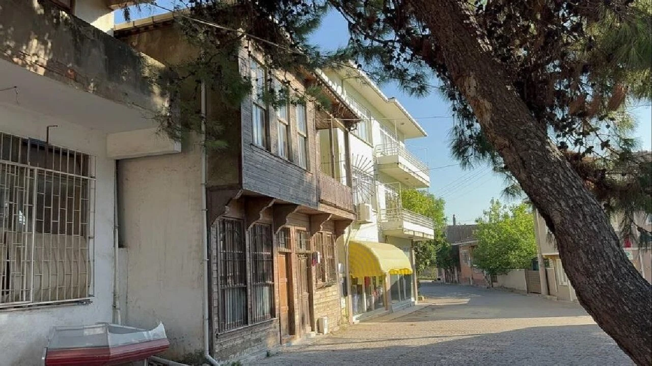 Marmara Depremi'nde tek bir tuğlası bile yerinden oynamadı! İşte felakete karşı dimdik ayakta kalan o mahallenin hikayesi... - 3. Resim