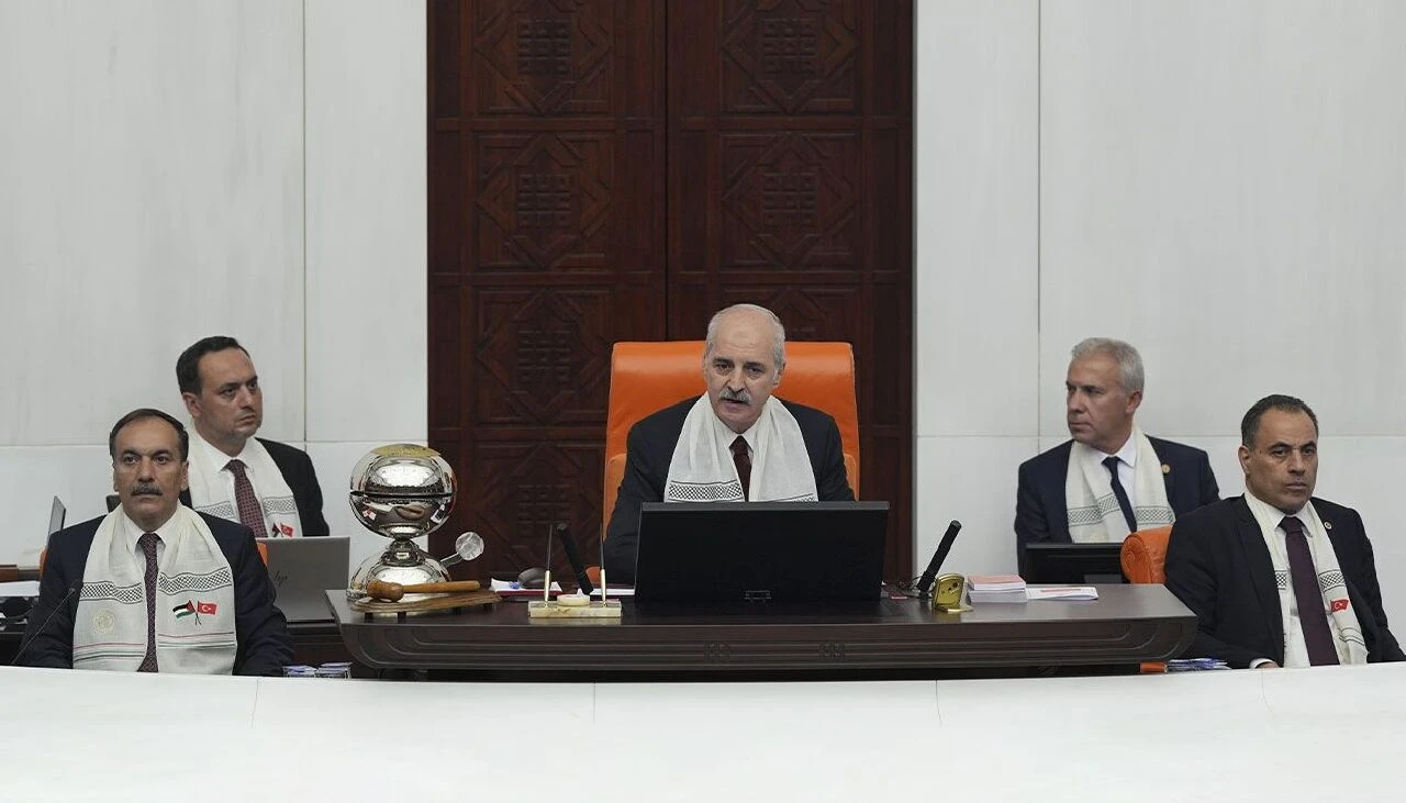 Numan Kurtulmuş'tan Mahmud Abbas'a anlamlı hediye: Filistin davasına bağlılığı temsil ediyor