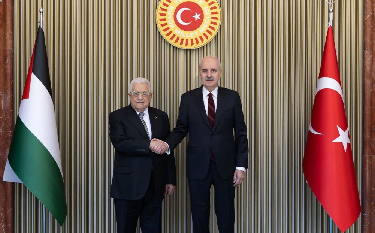 Numan Kurtulmuş'tan Mahmud Abbas'a anlamlı hediye: Filistin davasına bağlılığı temsil ediyor