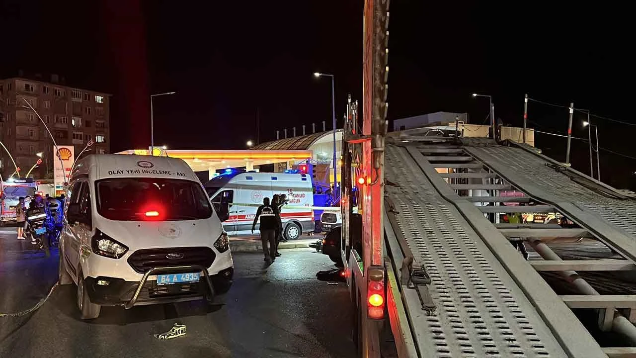 Tırın altında kalan motosikletli feci şekilde can verdi! Kaza anı kamerada