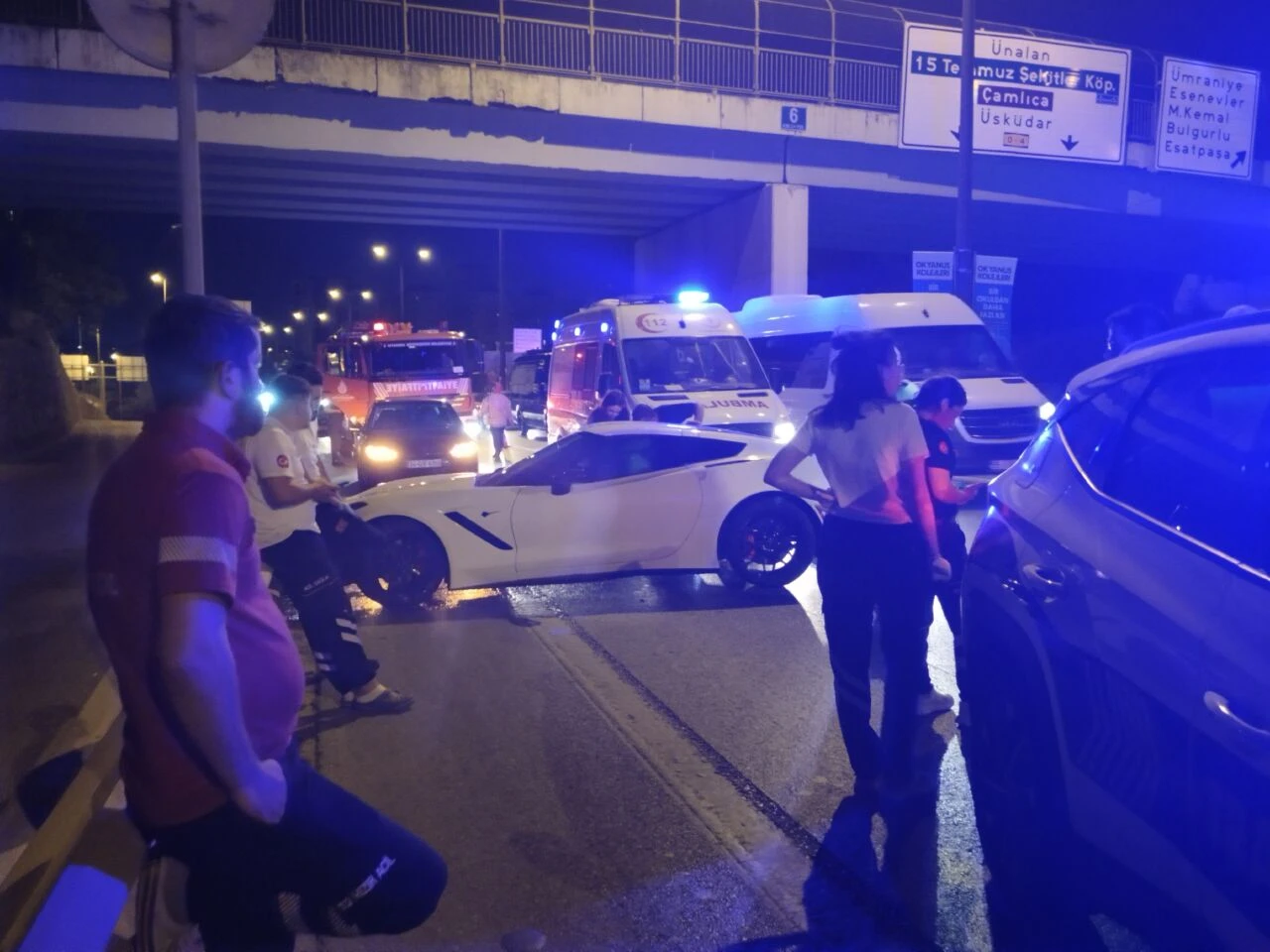 Ümraniye'de korkutan kaza! Lüks araçtan bir anda dumanlar çıkmaya başlayınca önündeki araca çarptı - 1. Resim