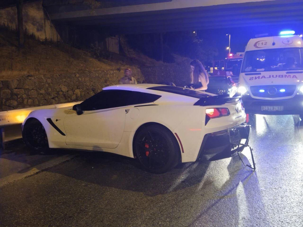 Ümraniye'de korkutan kaza! Lüks araçtan bir anda dumanlar çıkmaya başlayınca önündeki araca çarptı - 2. Resim