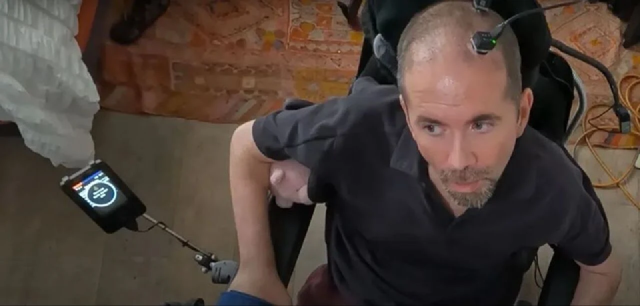 Zihin okuyabilen bilgisayar sayesinde yeniden konuşabildi! Gözyaşları sel oldu - 1. Resim