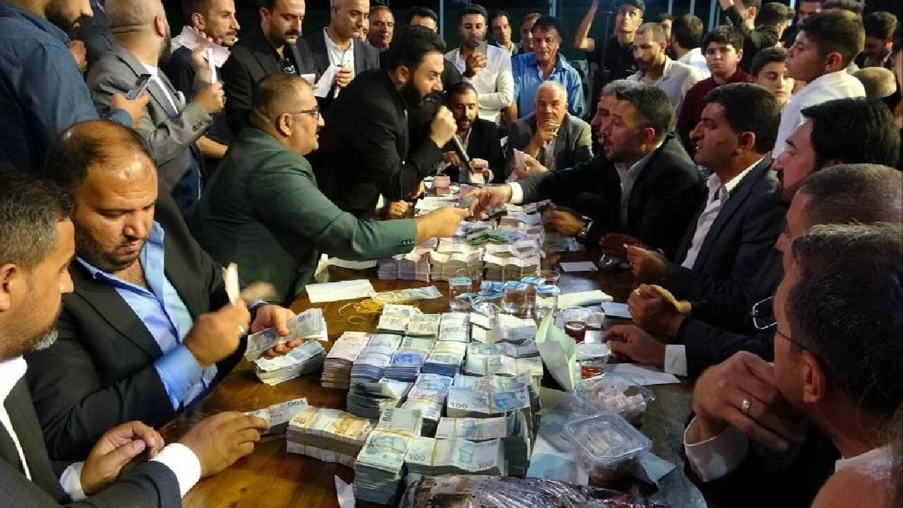 Aşiret düğününde gelin ve damada servet taktılar! Kilolarca altın, balya balya para - 2. Resim