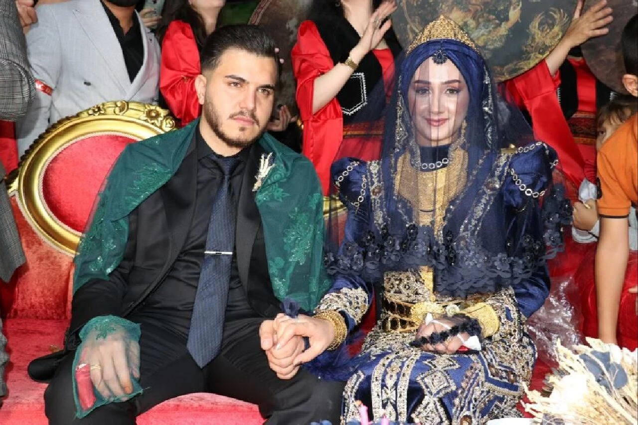 Aşiret düğününde gelin ve damada servet taktılar! Kilolarca altın, balya balya para - 5. Resim