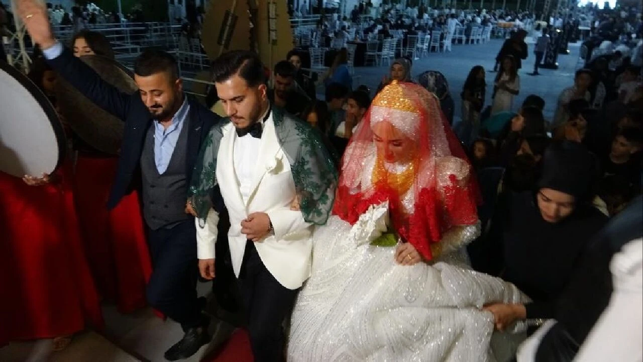 Aşiret düğününde gelin ve damada servet taktılar! Kilolarca altın, balya balya para - 6. Resim
