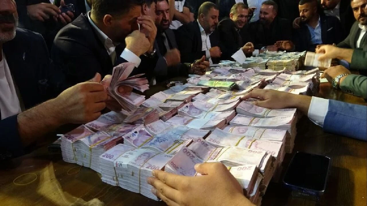 Aşiret düğününde gelin ve damada servet taktılar! Kilolarca altın, balya balya para - 4. Resim