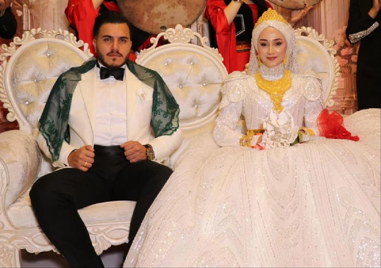 Aşiret düğününde gelin ve damada servet taktılar! Kilolarca altın, balya balya para - 1. Resim