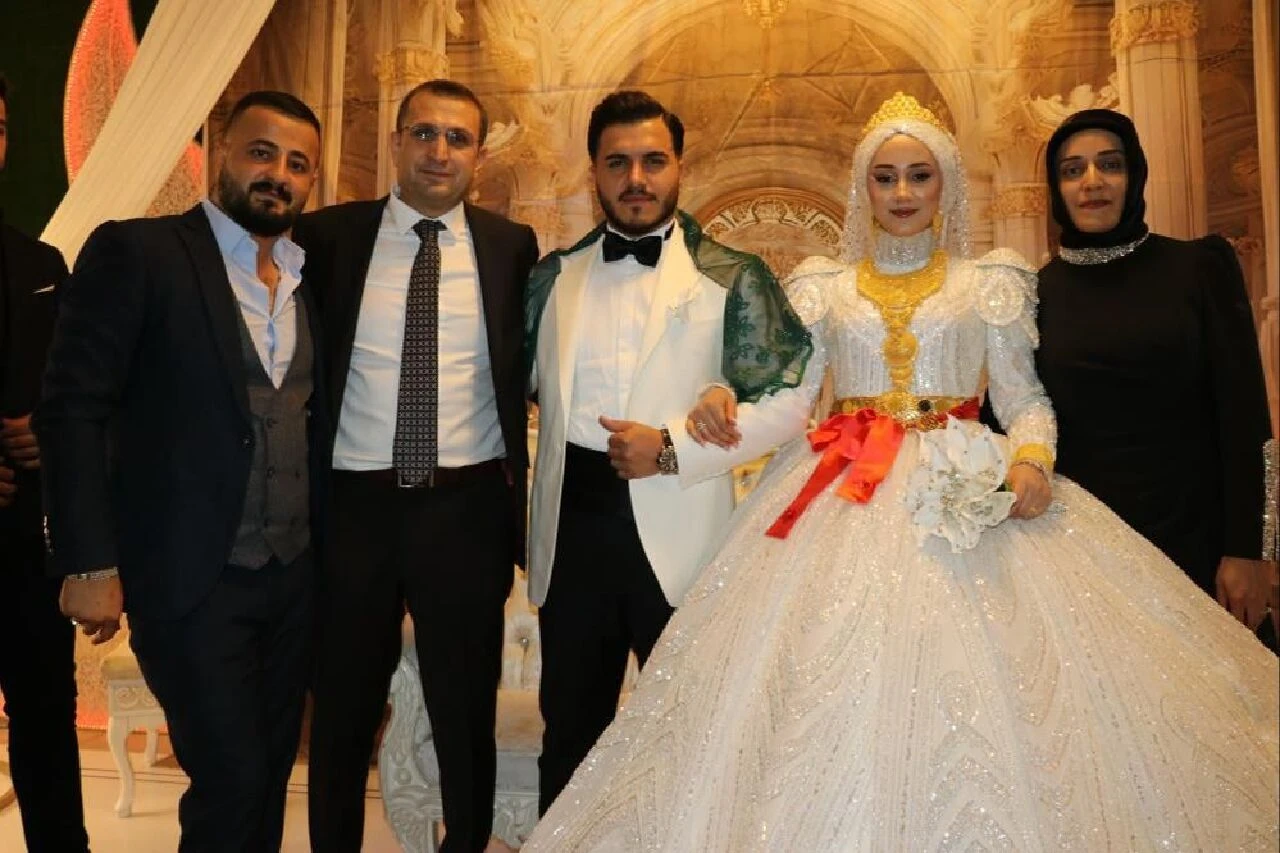 Aşiret düğününde gelin ve damada servet taktılar! Kilolarca altın, balya balya para - 3. Resim