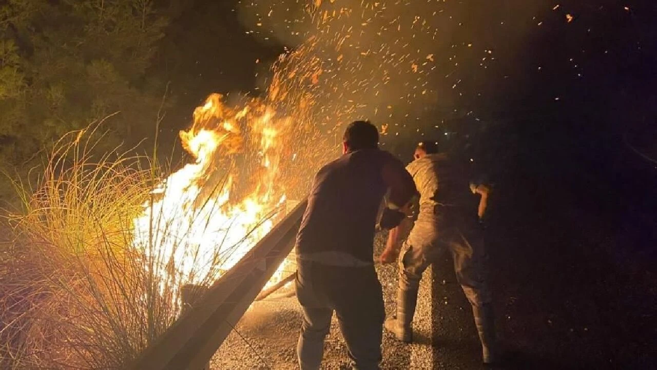 Aydın yangınında gazeteciler zor anlar yaşadı! Rüzgar bir anda yön değiştirdi - 1. Resim