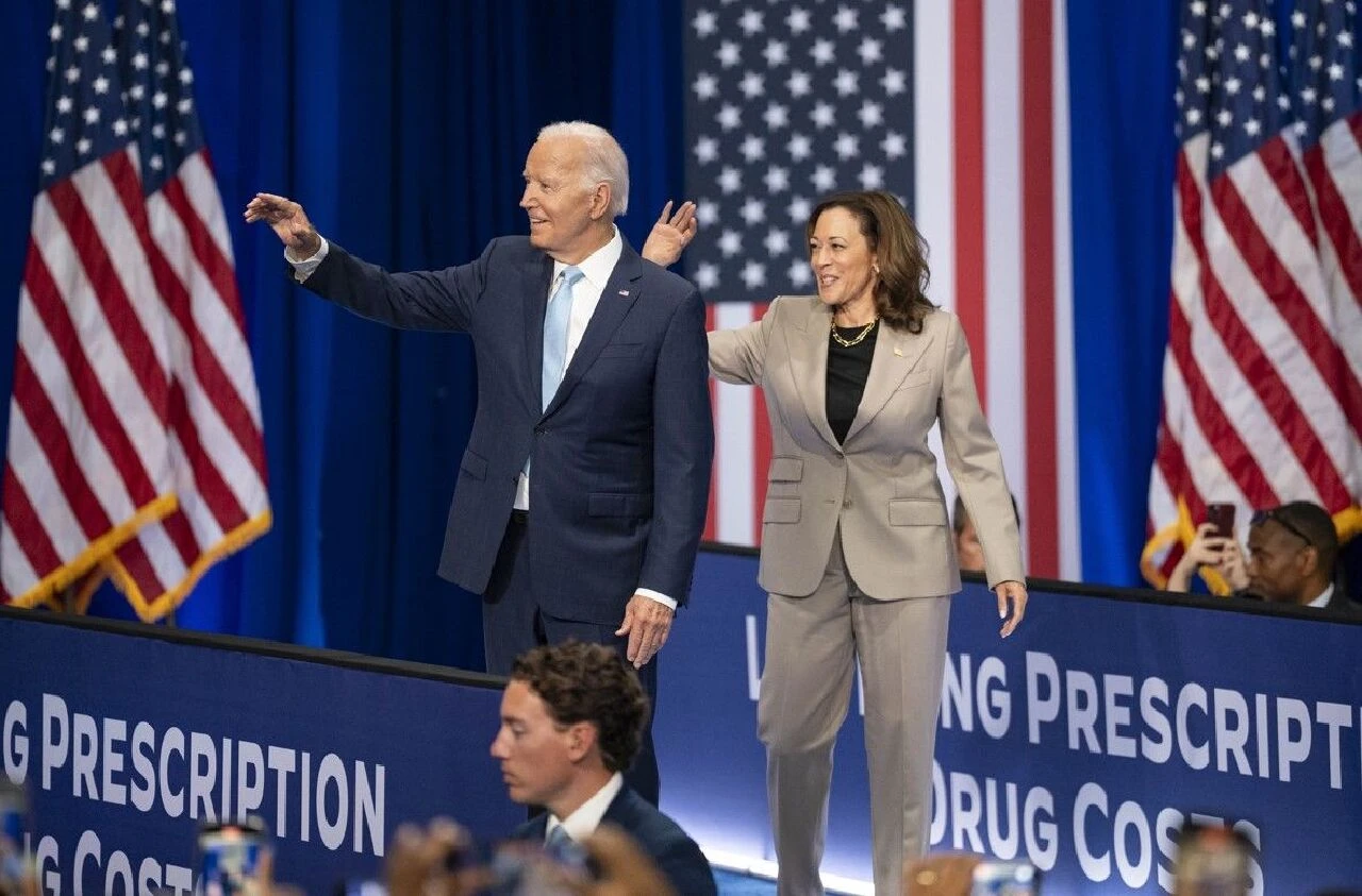 Biden çekilmesinin ardından ilk kez Harris'e destek için mitinge gitti