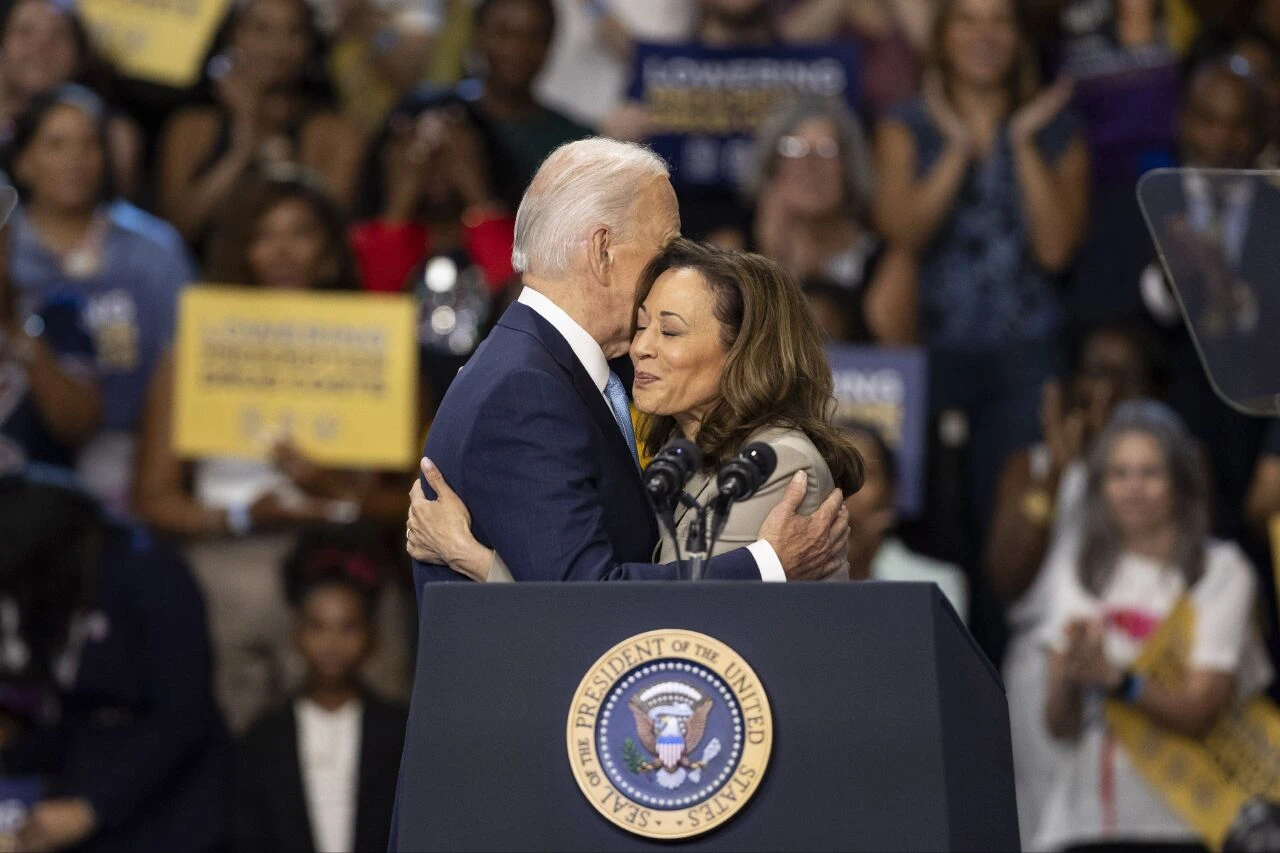 Biden çekilmesinin ardından ilk kez Harris'e destek için mitinge gitti