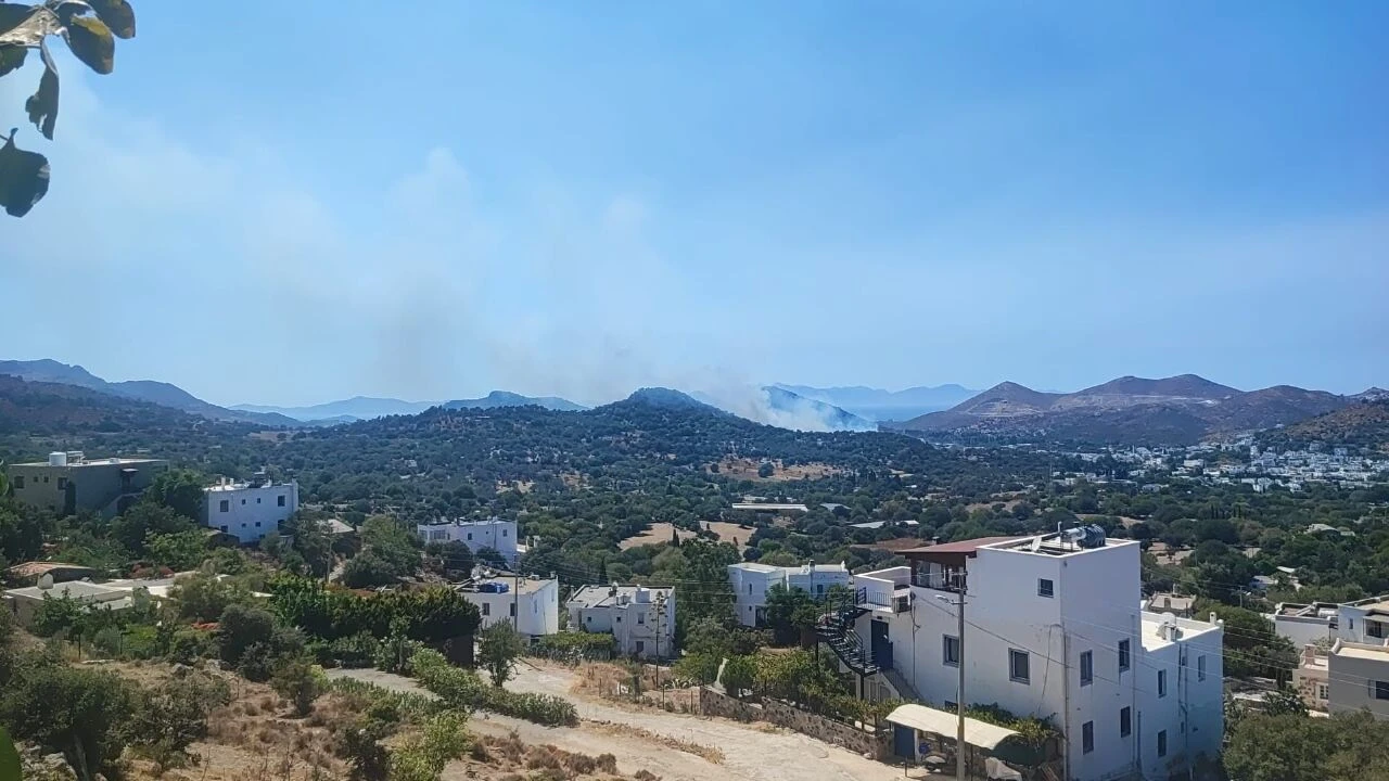 Bodrum  İslamhaneleri Mahallesi’nde 14.00'te çıkan yangın henüz söndürülemedi
