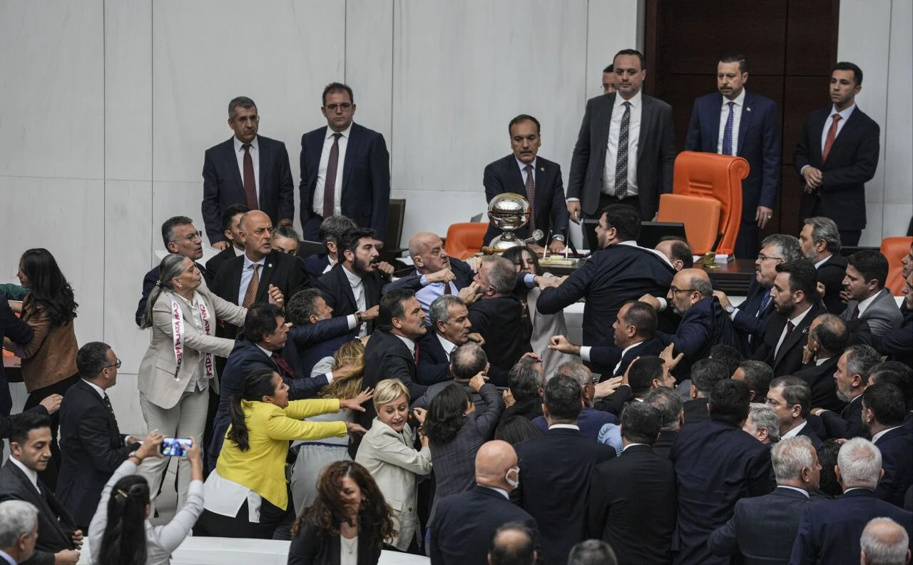 Can Atalay'ın tutukluluk halinin görüşüldüğü TBMM'de çıkan kavgayı milletvekilleri video olarak paylaştı! Binlerce kişi izledi