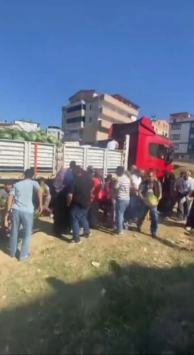 'Hayalimdi' dedi mahalle halkına sürpriz yaptı! 27 ton 1 saatte bitti - 3. Resim