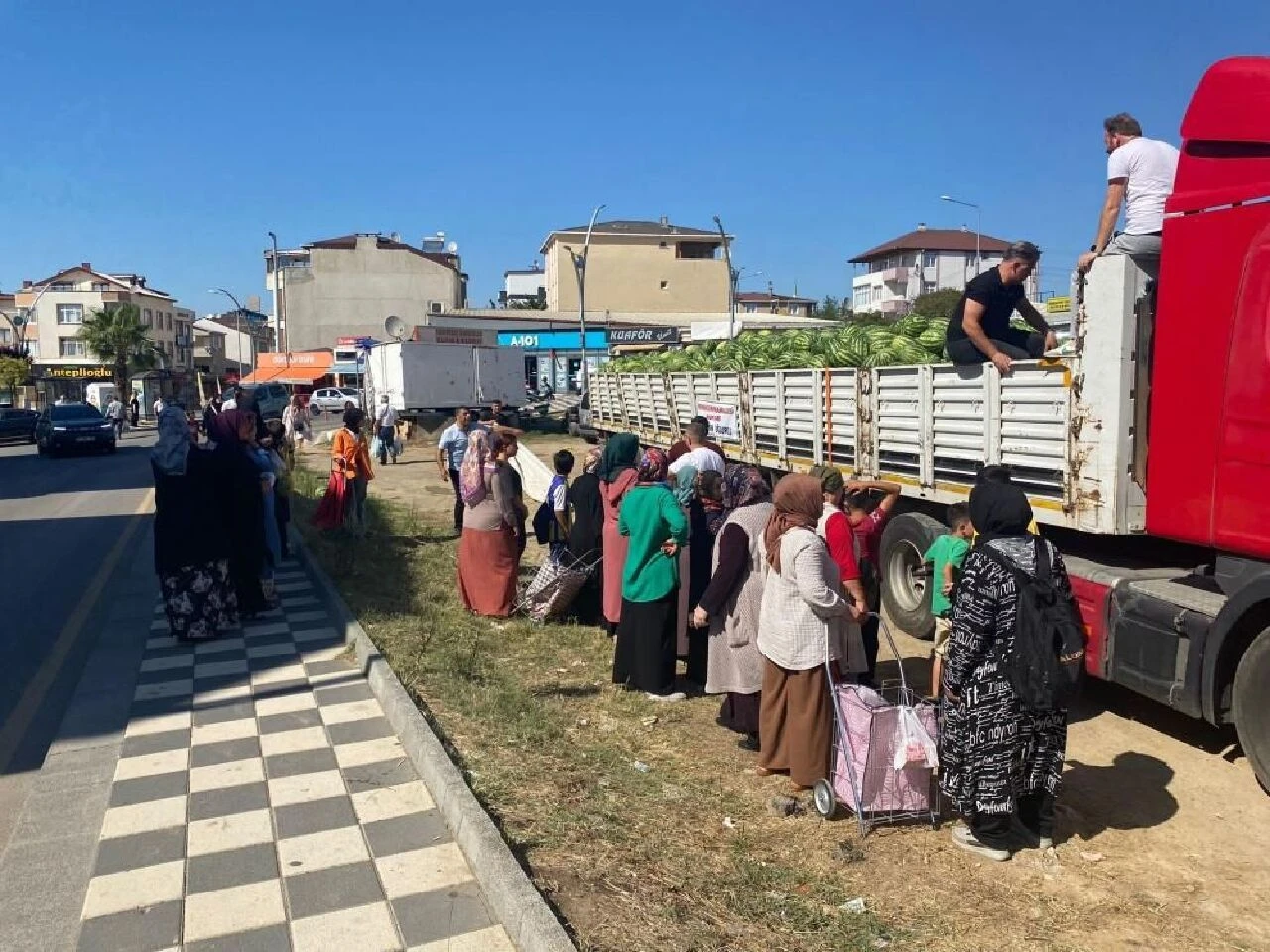 'Hayalimdi' dedi mahalle halkına sürpriz yaptı! 27 ton 1 saatte bitti - 1. Resim