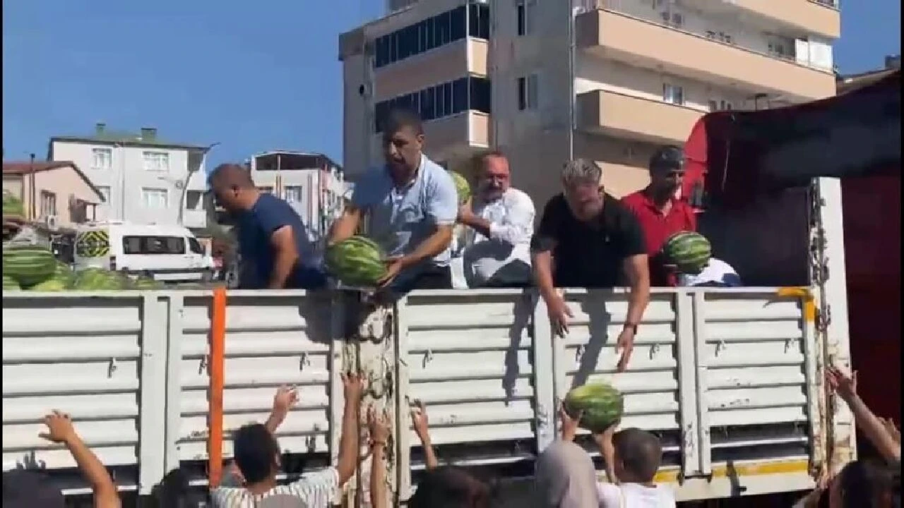 'Hayalimdi' dedi mahalle halkına sürpriz yaptı! 27 ton 1 saatte bitti - 2. Resim