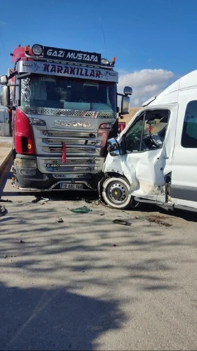 İşçileri taşıyan minibüs, tıra çarptı: Çok sayıda yaralı var - 1. Resim