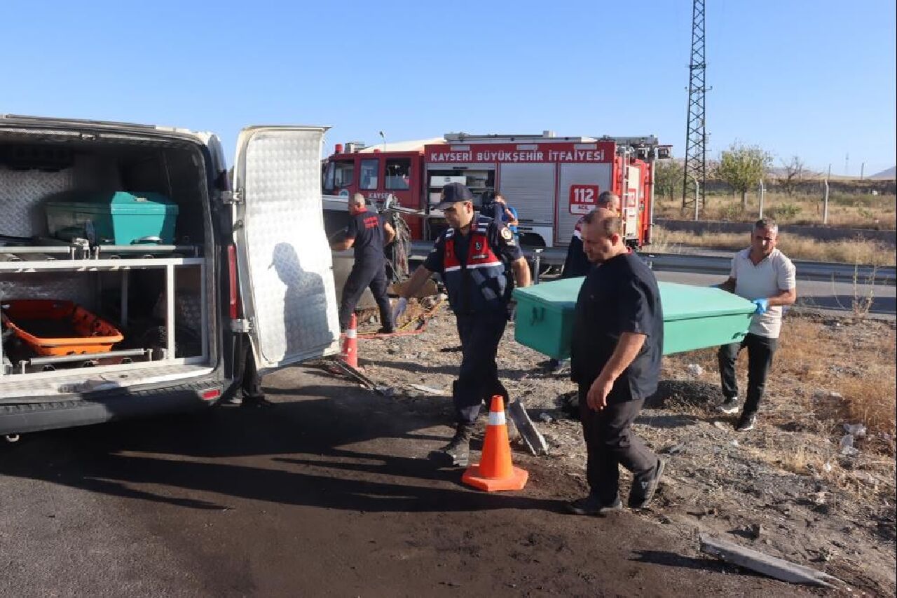 Kayseri’de bir aile kazada yok oldu: Görüntüler kazanın boyutunu gözler önüne serdi! - 1. Resim