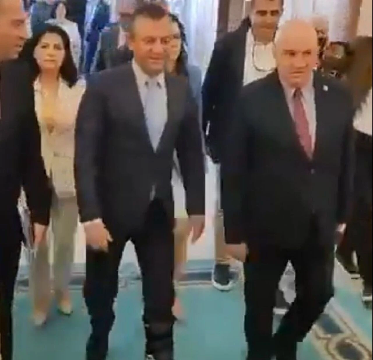 Özgür Özel ayağını kırması sebebiyle Can Atalay oturumuna sargılı olarak katıldı - 1. Resim