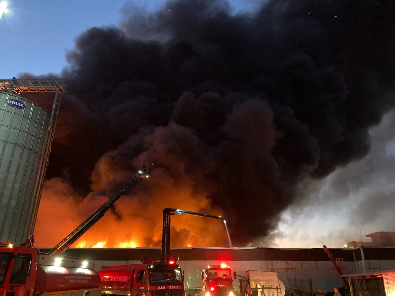 Son dakika | Gaziantep'te ünlü halı fabrikasında yangın! Alevler her yeri sardı