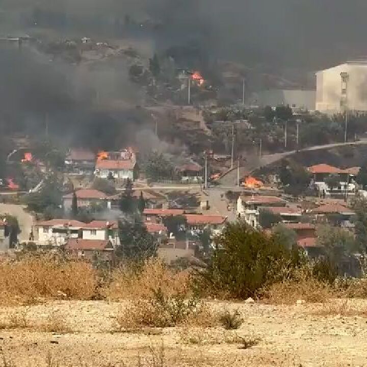 Son dakika | İzmir'de orman yangını yerleşim yerlerine ulaştı! Şehir merkezi duman altında kaldı - 1. Resim