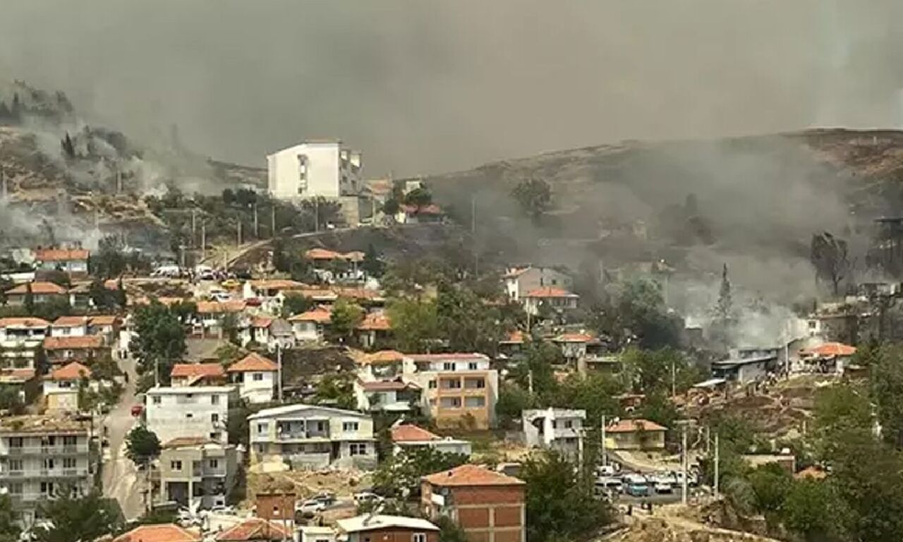 Son dakika | İzmir'de yangın evlere kadar sıçradı! Şehir merkezi duman altında kaldı: 'Evlerinizi bir an önce boşaltın' - 1. Resim