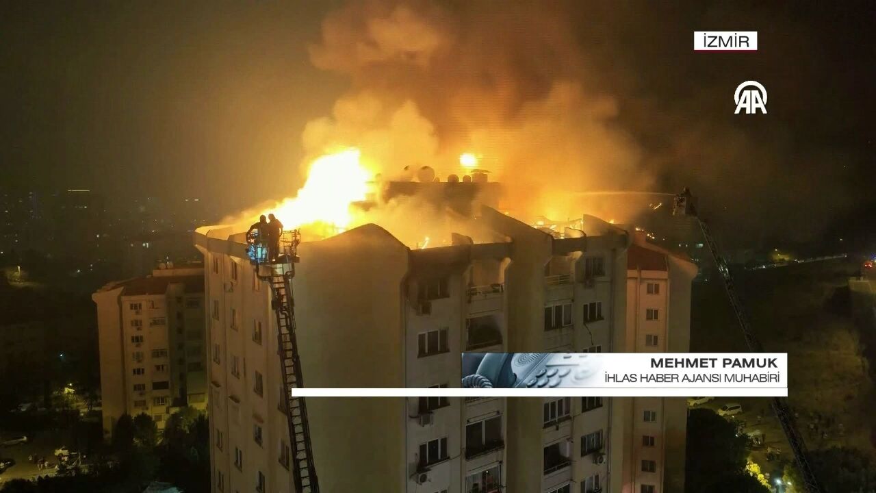 Son dakika | İzmir'de yangın evlere kadar sıçradı! Şehir merkezi duman altında kaldı: 'Evlerinizi bir an önce boşaltın' - 1. Resim