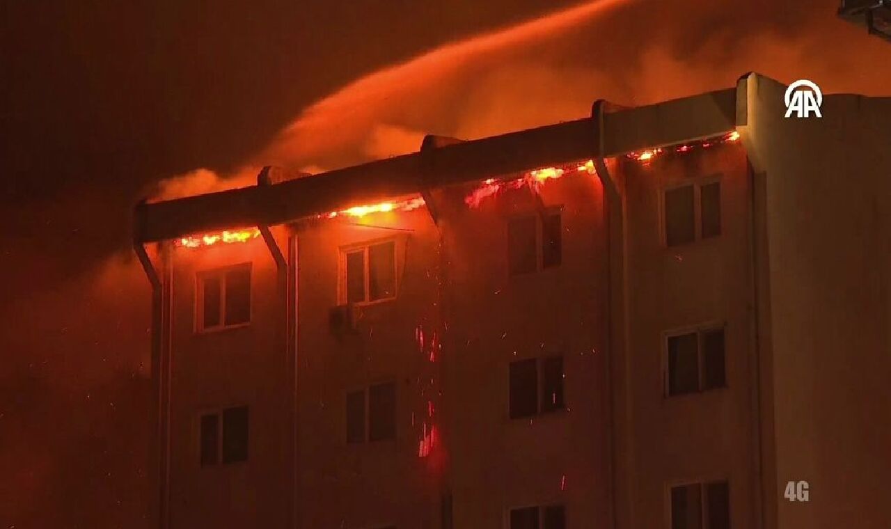 Son dakika | İzmir'de yangın evlere kadar sıçradı! Şehir merkezi duman altında kaldı: 'Evlerinizi bir an önce boşaltın' - 2. Resim