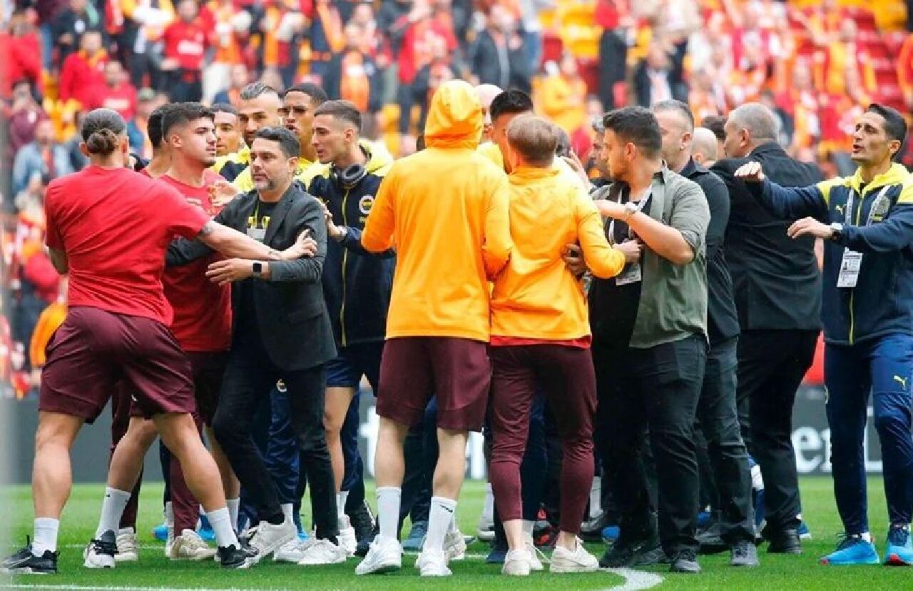 Son dakika | Olaylı Galatasaray-Fenerbahçe derbisine ilişkin iddianame düzenlendi! İki futbolcu için hapis cezası talebi - 2. Resim