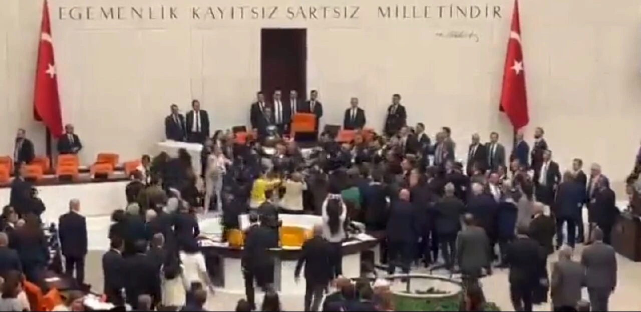 Son dakika | TBMM'ce Can Atalay oturumunda gerginlik: Yumruklar havada uçuştu - 2. Resim