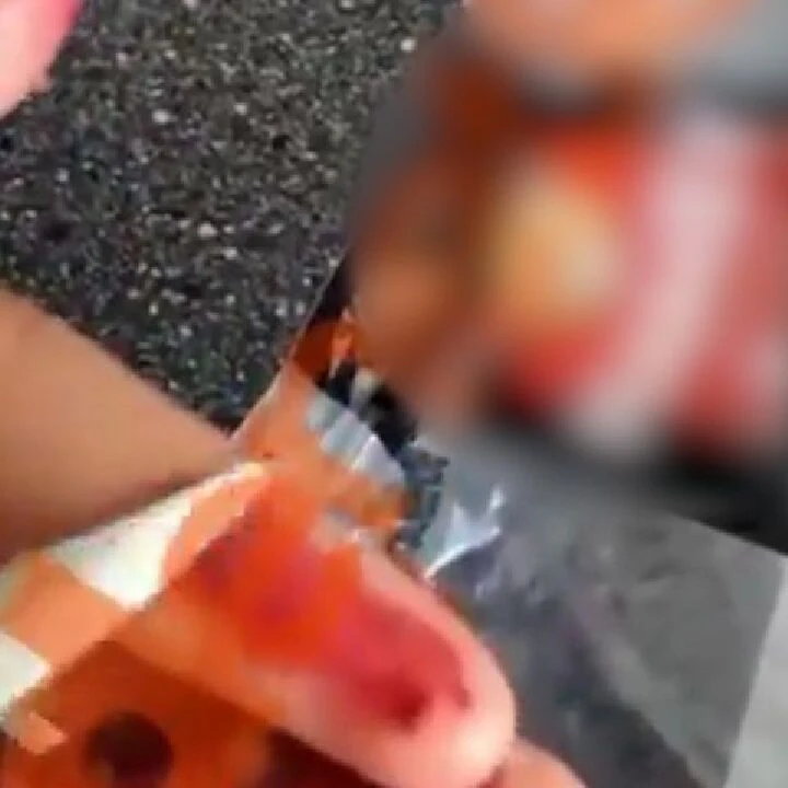 Ünlü markadan skandal görüntüler! Sucuğun içinden kırmızı boya çıktı - 1. Resim