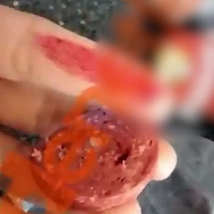 Ünlü markadan skandal görüntüler! Sucuğun içinden kırmızı boya çıktı - 2. Resim