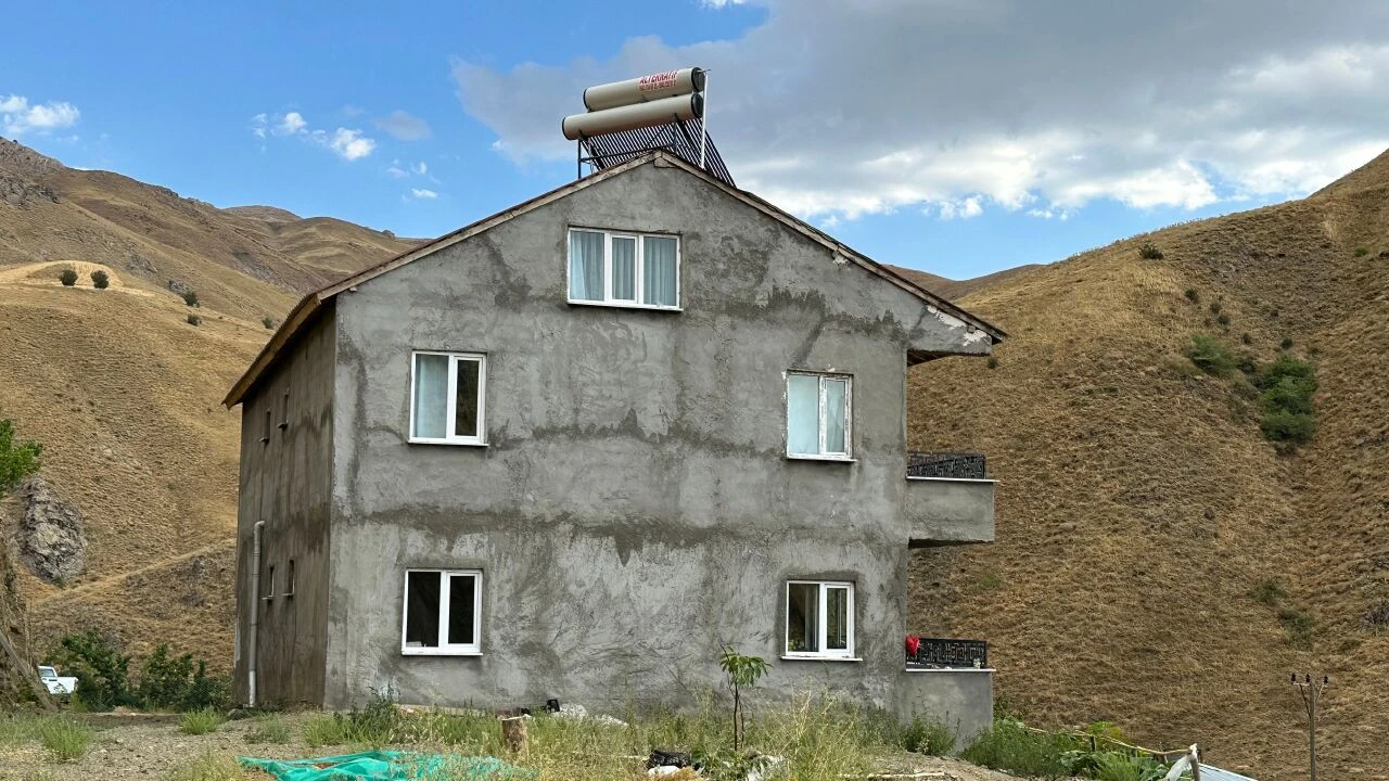 10 yıldır elektrik faturası ödemiyor! Ailesiyle beraber tek başına Hakkari dağlarında yaşıyor - 4. Resim