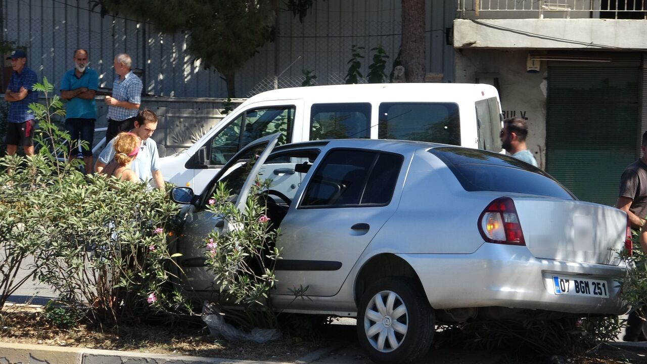 Antalya'da 7 aracın karıştığı kazada can pazarı! Yaralılar etrafa saçıldı - 1. Resim