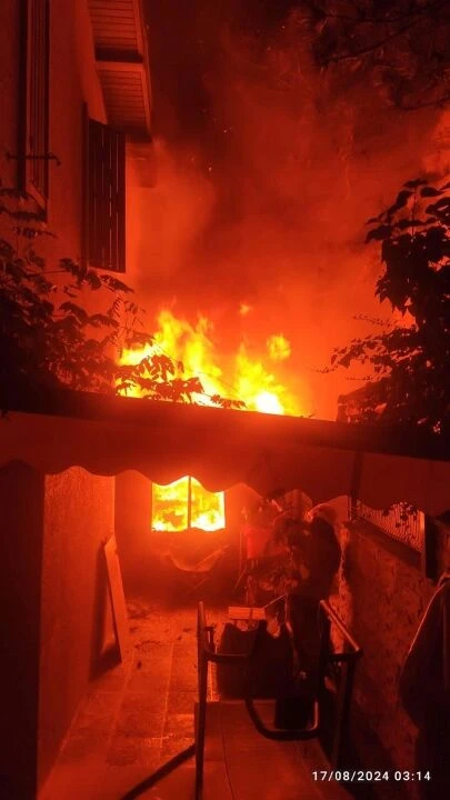 Aras Bulut İynemli'ye yangın şoku! Villası küle döndü - 1. Resim