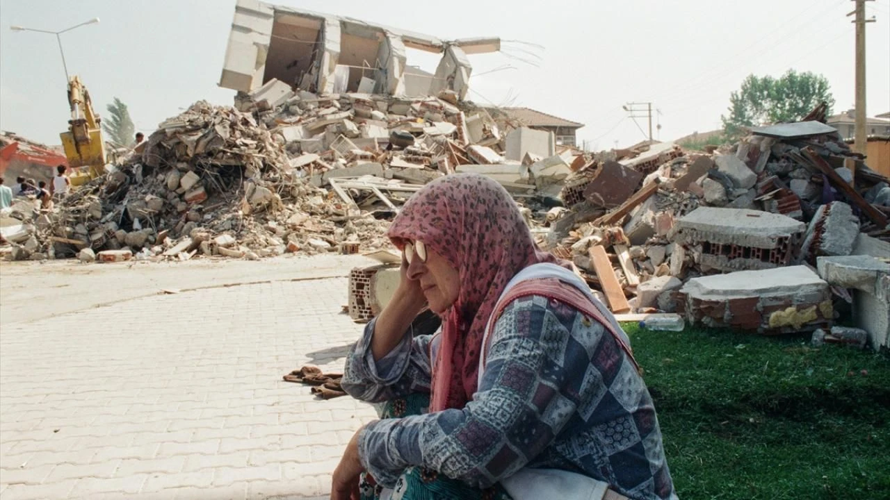 Çeyrek asır geçti acılar hala taze! 17 Ağustos Marmara depreminde hayatını kaybedenler unutulmadı - 3. Resim