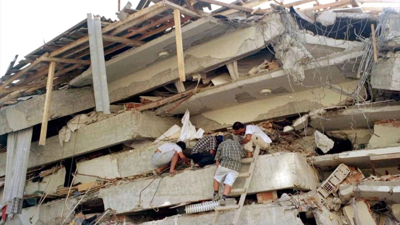 Çeyrek asır geçti acılar hala taze! 17 Ağustos Marmara depreminde hayatını kaybedenler unutulmadı - 5. Resim