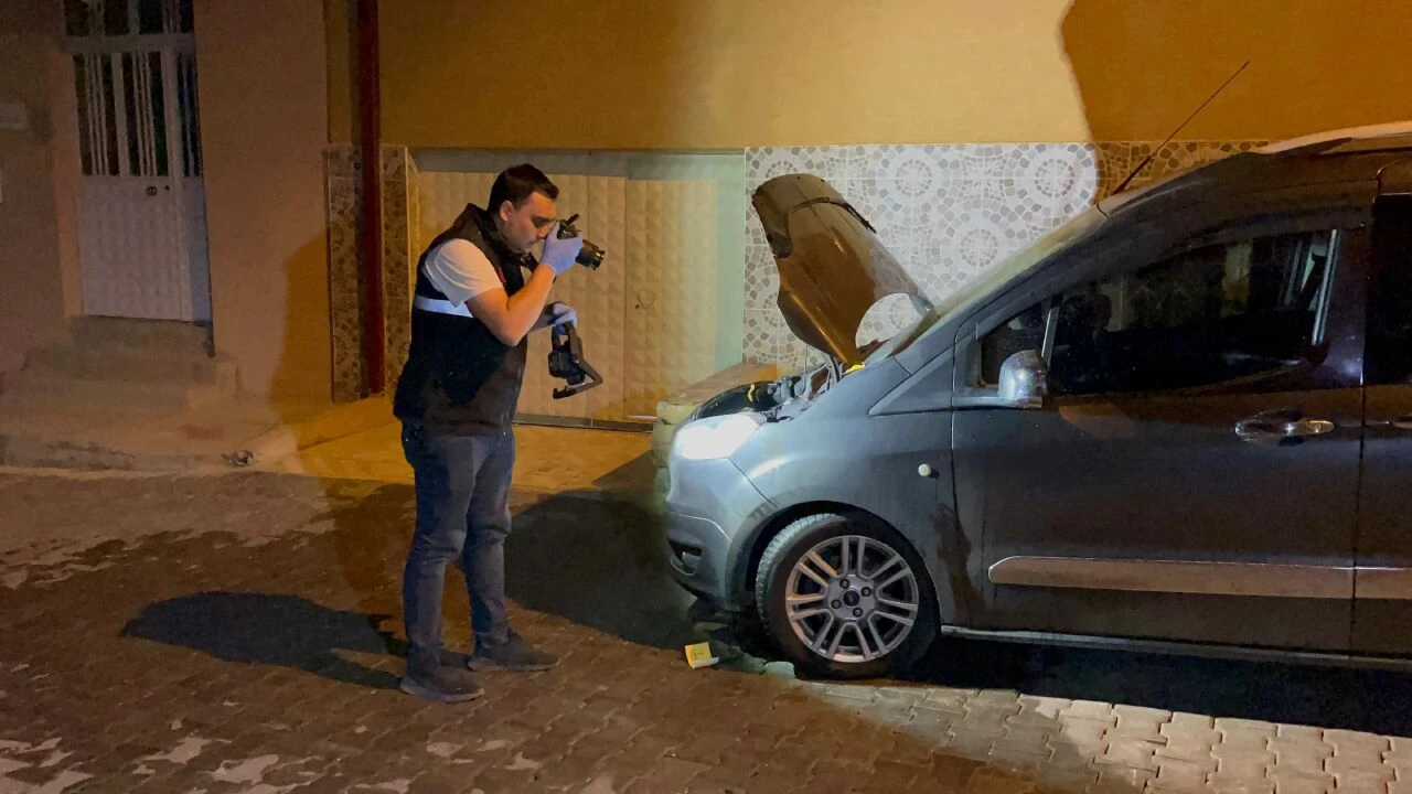Dört gün arayla otomobile ikinci kez benzin döküp yakmaya çalışanlar kameraya yakalandı