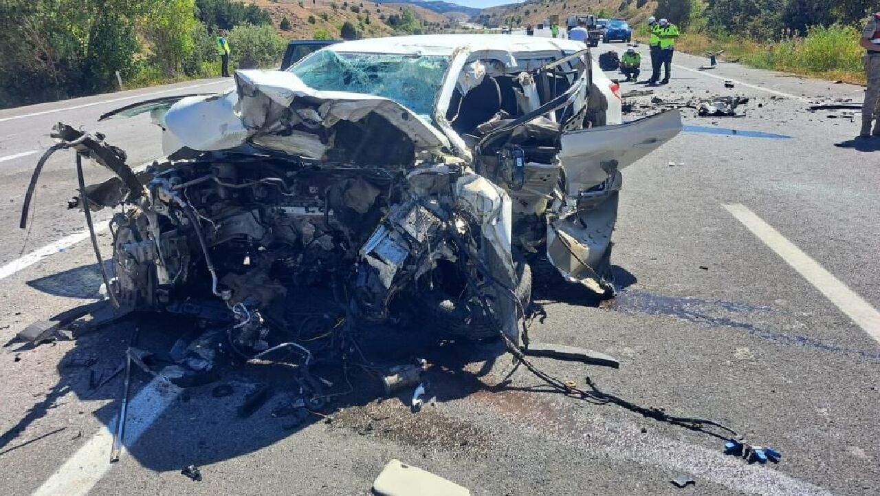 Erzincan'da katliam gibi trafik kazası! Çarpışma sonucu 3 kişi öldü, 4 kişi yaralandı - 1. Resim