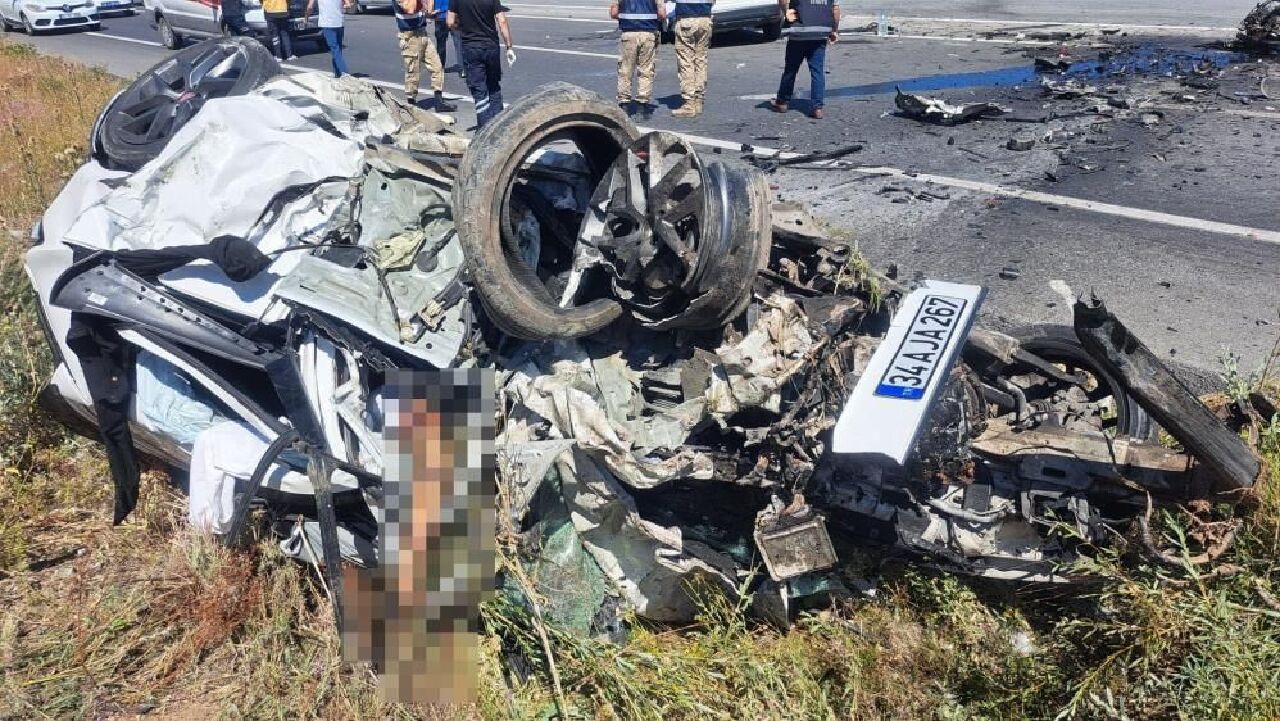 Erzincan'da katliam gibi trafik kazası! Çarpışma sonucu 3 kişi öldü, 4 kişi yaralandı - 2. Resim