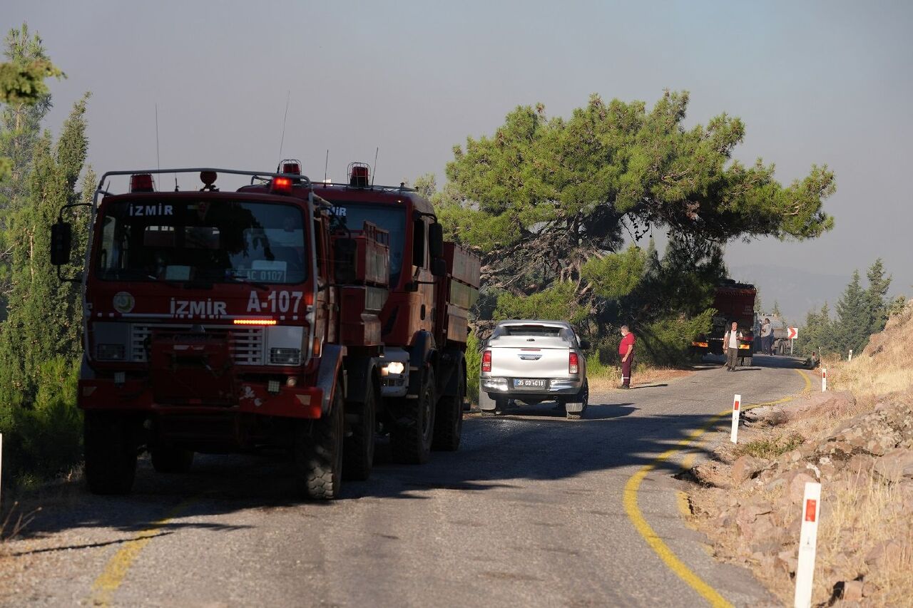 İzmir'de alev alev yanıyor! Yerleşim yerlerine sıçradı: İşte dakika dakika gelişmeler... - 1. Resim