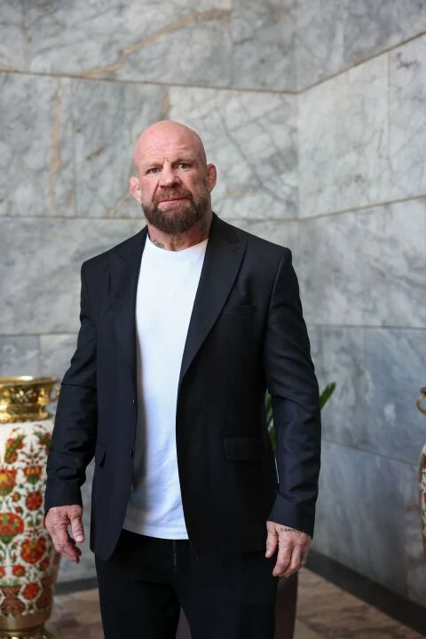 Jeff Monson Müslüman olduktan sonra ilk cuma namazını TBMM'de kıldı ...