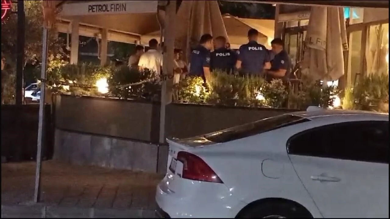 Kafede oturanlar neye uğradığını şaşırdı!  Silahla herkese ateş etti!