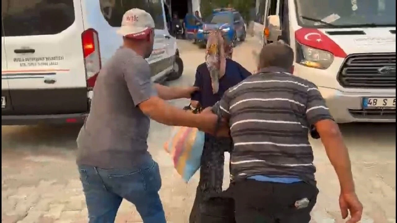 Muğla Kavaklıdere'de yangın nedeniyle evler tahliye ediliyor - 2. Resim