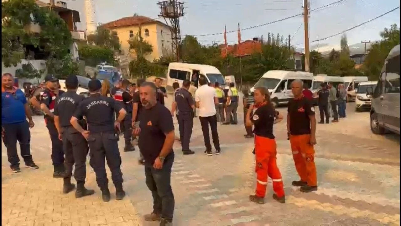 Muğla Kavaklıdere'de yangın nedeniyle evler tahliye ediliyor - 1. Resim